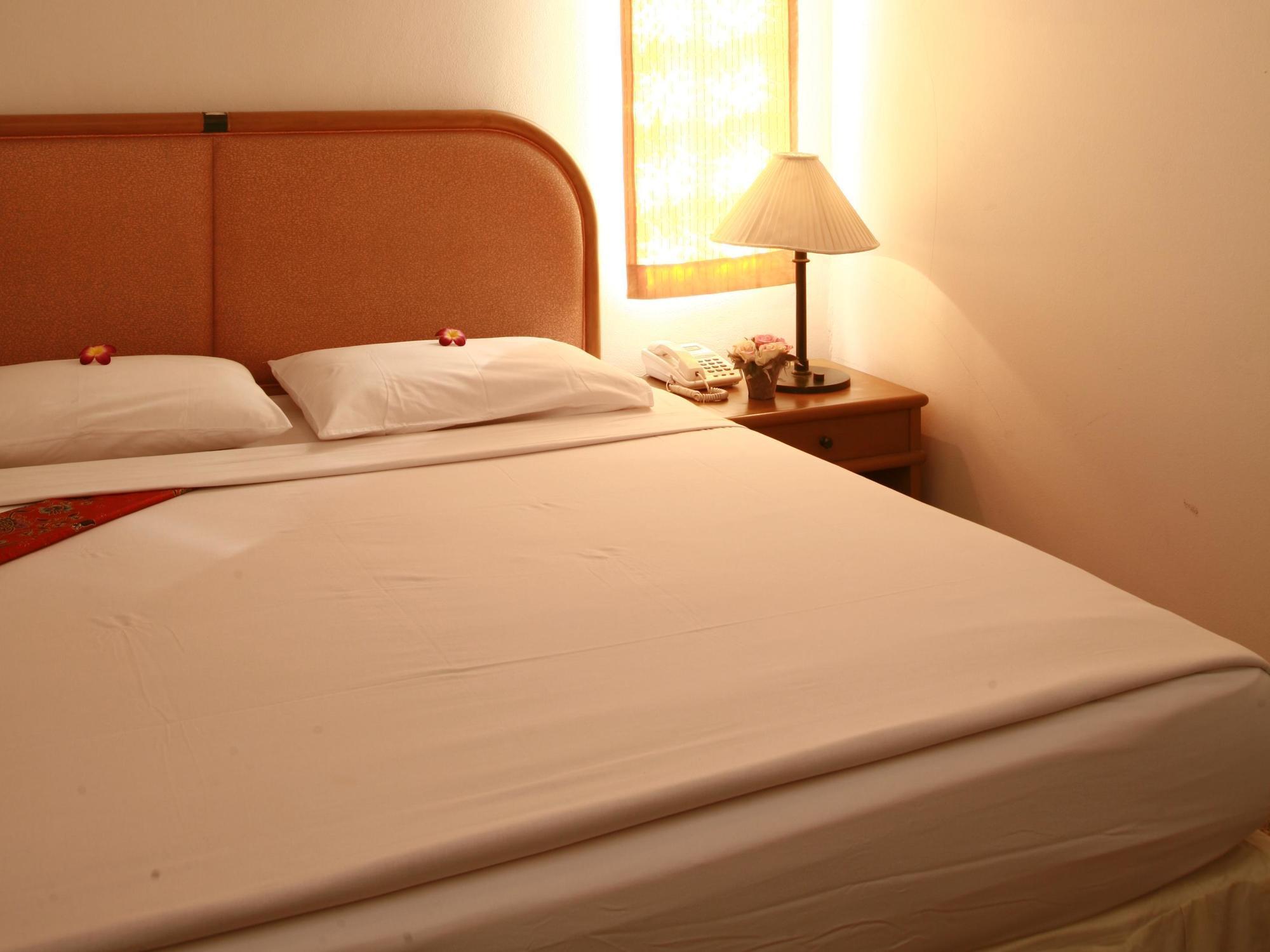 Regent Silom Hotel Bangkok Bagian luar foto